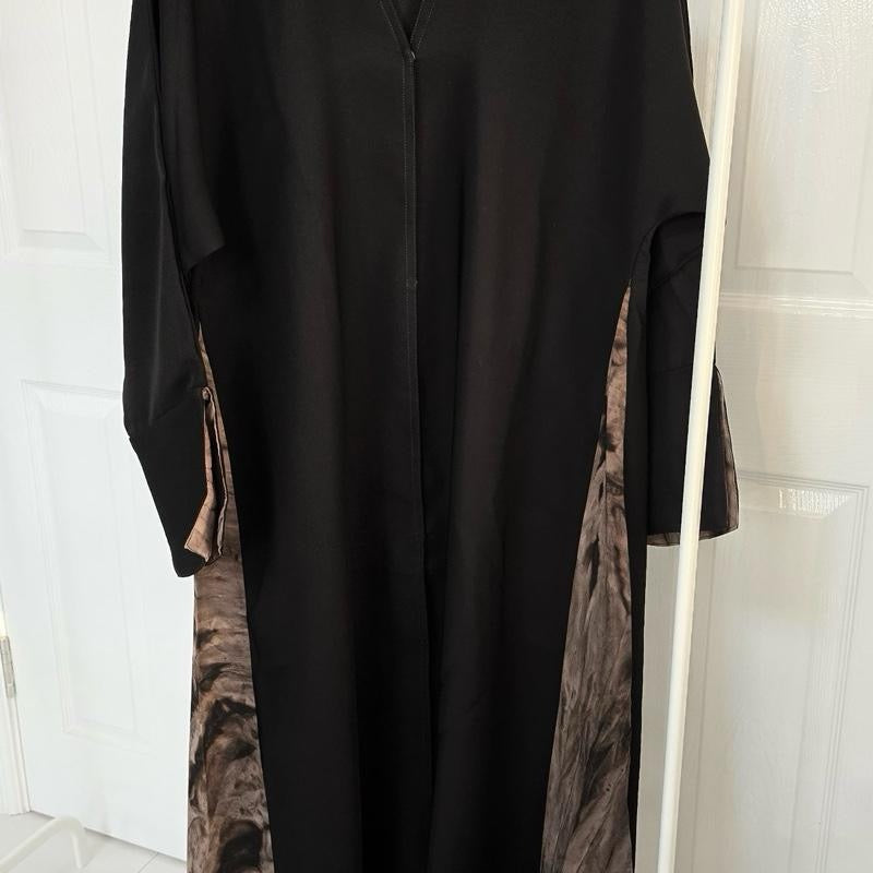 Layāli Marble Abaya